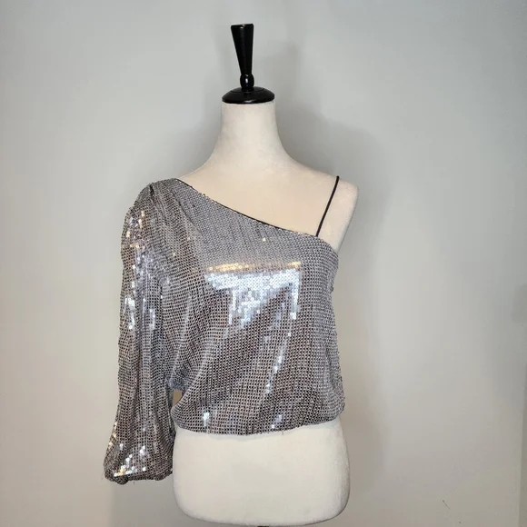 NWT Alice And Olivia Lucinda Sequin Asymmetric Top Size M - Picture 2 of 8